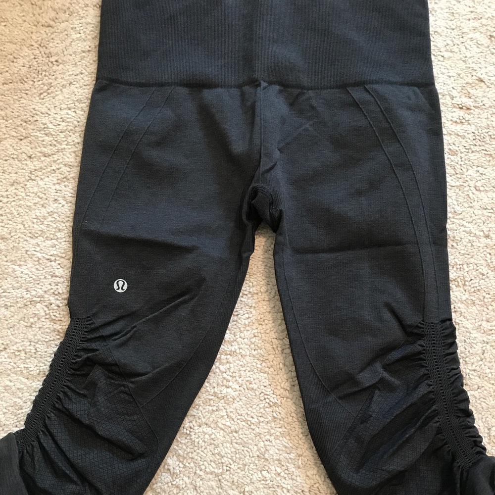 Lululemon in the flow crop II Dark Grey Size 8